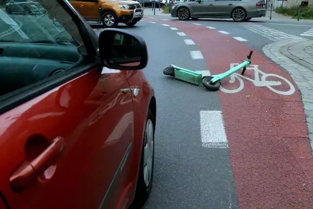 Mężczyzna jadący ulicą na hulajnodze elektrycznej wjechał na skrzyżowanie na czerwonym świetle.