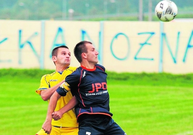 Najskuteczniejszym graczem ożarowskiego zespołu w rundzie jesiennej był Przemysław Rzepa (z prawej). Zdobył 13 bramek. 