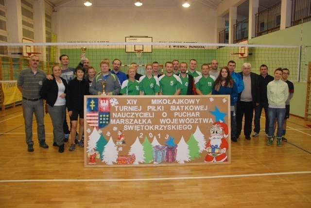 Uczestnicy XIV Mikołajkowego Turnieju Piłki Siatkowej Nauczycieli o Puchar Marszałka Województwa Świętokrzyskiego.