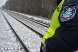 Policjanci odnaleźli zaginionego 72-latka, który szedł torowiskiem. Chwilę później nadjechał pociąg [ZDJĘCIA]