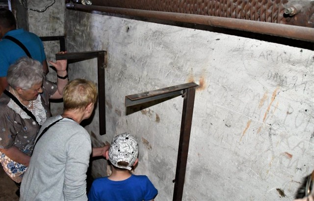 MOKSiR w Chełmku zorganizował niedawno zwiedzanie dawnej celi aresztu policyjnego przy ul. Głogowej. Była to jedna z ostatnich szans, by zobaczyć to miejsce