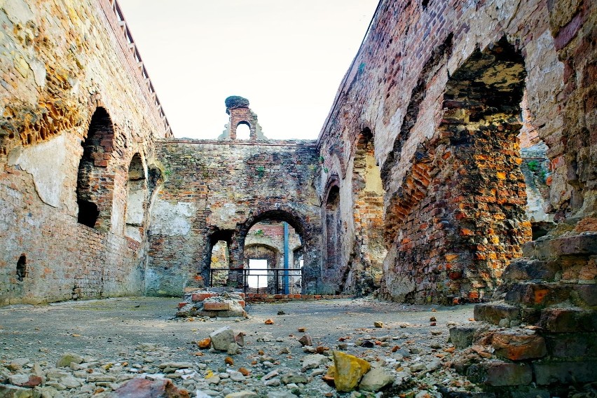 Zamek biskupów wrocławskich w Ujeździe – ruiny zamku...