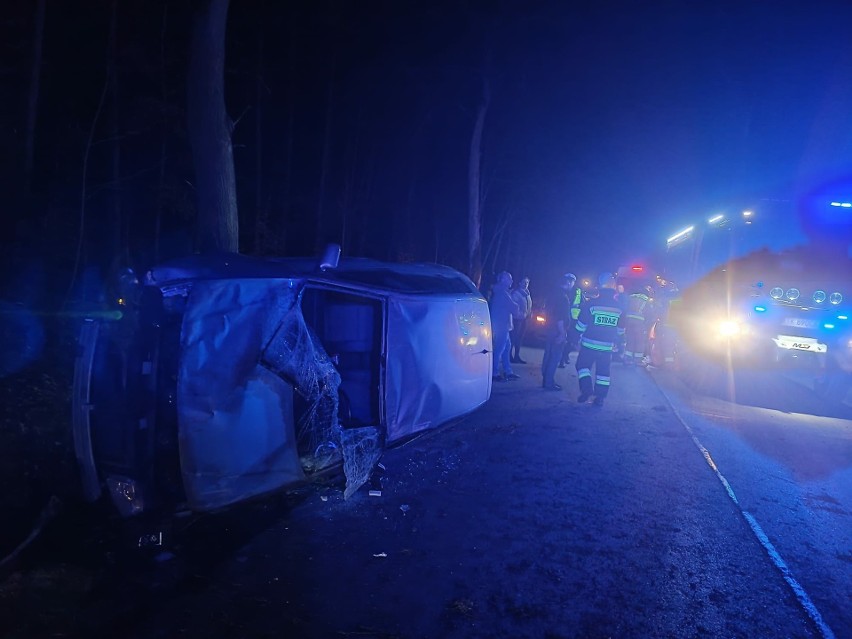Wypadek w Woli Osowej. Samochód dachował, ranna 19-letnia kierująca