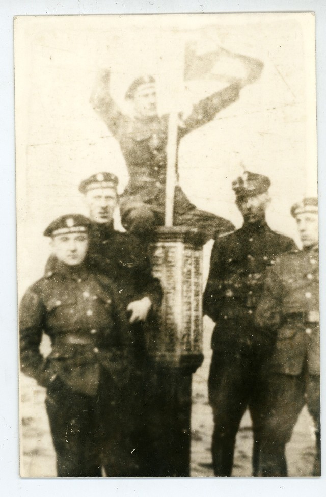 Fotografia pamiątkowa żołnierzy Batalionu Morskiego przy słupku zaślubinowym - 1920 rok