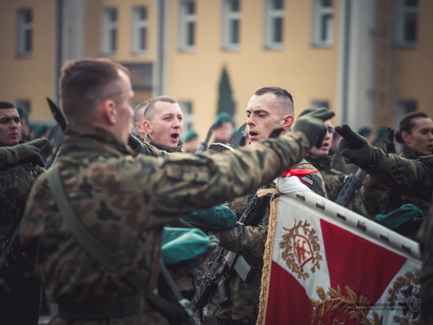 Nisko. Żołnierze dobrowolnej zasadniczej służby wojskowej wypowiedzieli słowa roty przysięgi. Towarzyszyły im rodziny
