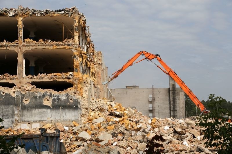 Najpierw wyburzono przybudówki, teraz budynek główny chłodni...