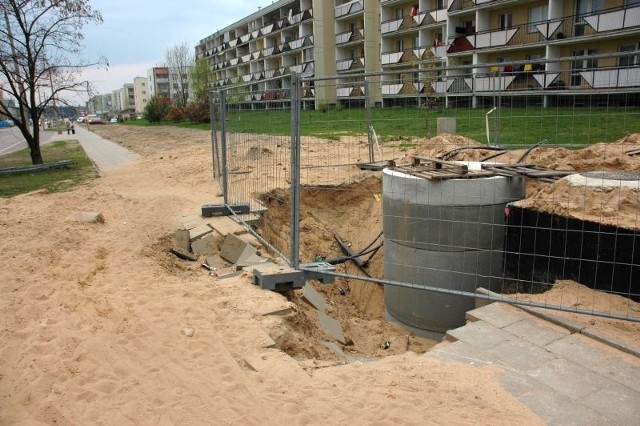 Obok niezabezpieczonej budowy przy ul. Rzymowskiego zapada się chodnik. Piasek rozsypany jest na powierzchni kilkudziesięciu metrów kwadratowych. Od pięciu miesięcy mieszkańcy nie widzieli tu żadnego robotnika.