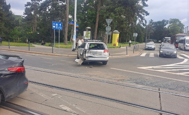 15.06.2023 r. Tramwaj zderzył się z osobowym oplem przy skrzyżowaniu ul. Wróblewskiego z ul. Wystawową.