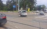Wypadek na skrzyżowaniu Wróblewskiego z Wystawową we Wrocławiu. Tramwaj zderzył się z osobówką [ZDJĘCIA]