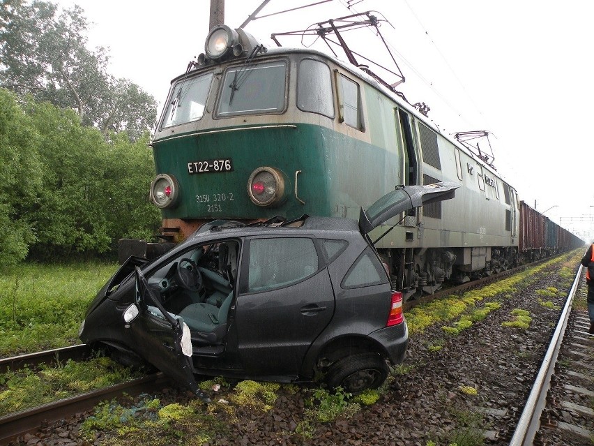 Pociąg zahaczył auto, które wjechało na przejazd i wlókł je...