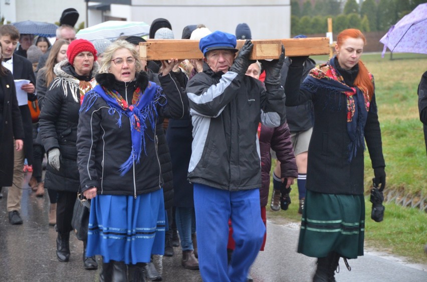 Plenerowa Droga Krzyżowa ulicami Ćmińska. Krzyż niosła młodzież, dorośli, strażacy, a także harcerze