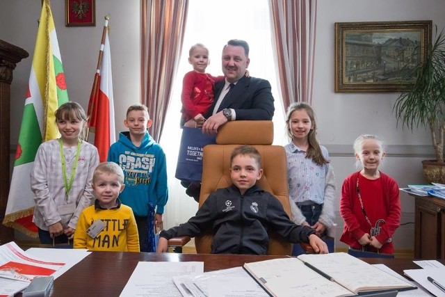 W związku ze strajkiem nauczycieli prezydent Bielska-Białej Jarosław Klimaszewski pozwolił pracownikom Ratusza i podległym instytucjom przychodzić do pracy ze swoimi dziećmi. Pracownicy skorzystali z tej opcji - w Ratuszu zjawiło się siedmioro dzieci, które wylądowały w... gabinecie prezydenta miasta.