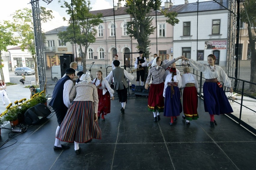 Biecz. Święto Dzieci Gór zagościło na bieckim rynku. Mali artyści roztańczyli miasto [ZDJĘCIA]