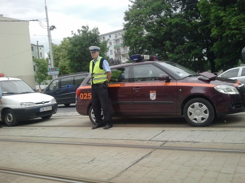 Wrocław: Wypadek tramwaju i BMW na Piłsudskiego. Są korki (FOTO)