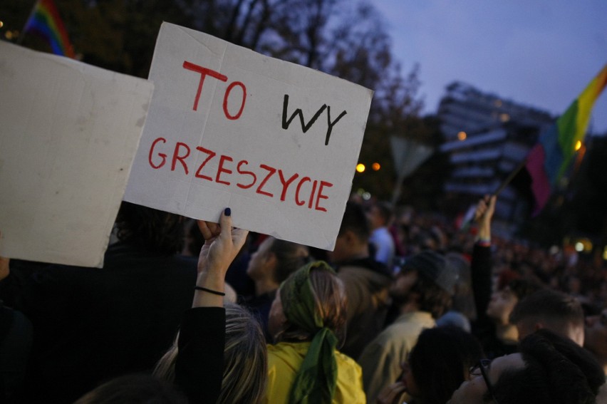 Warszawa: Protest "Jesień Średniowiecza" przed Sejmem. PiS chce karać więzieniem za edukację seksualną?