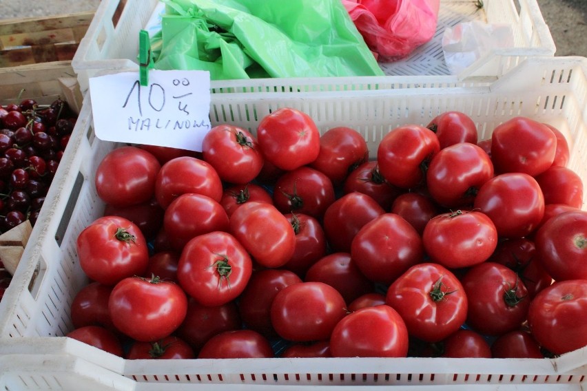 Kilogram pomidorów można kupić za około 10 złotych.