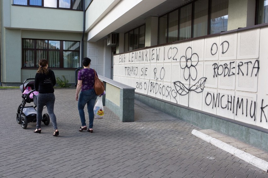 "Lekarze ZUS jesteście moralnymi trupami". Napisy na budynku ZUS-u 