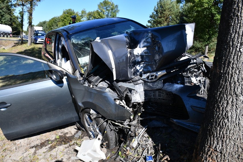 Małżeństwo trafiło do szpitala po wypadku w Widełce. Na miejscu zdarzenia pomoc niosła policjantka będąca przed służbą [ZDJĘCIA]