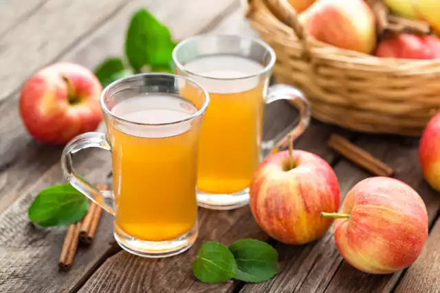 Domowy sok z jabłek można zrobić z dojrzałych owoców. Wtedy sok jabłkowy będzie świetnie smakować bez dodatku cukru.