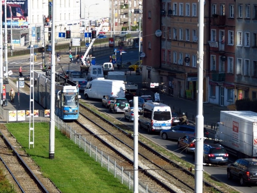 Wrocław: Korki na kilku ulicach. Na Kazimierza wciąż montują ITS (ZDJĘCIA)