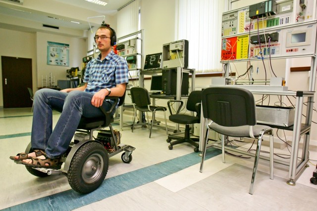 Marcin Skóra, doktorant Politechniki Wrocławskiej skonstruował wózek inwalidzki sterowany ruchami głowy i powietrzem