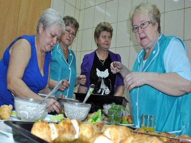 Do stołu podawały wczoraj m.in. (od lewej) Jolanta Kikel, Bożena Sułkowska, Danuta Bielaszewska i Urszula Felska. - Okazja jest wyjątkowa - podkreślały panie