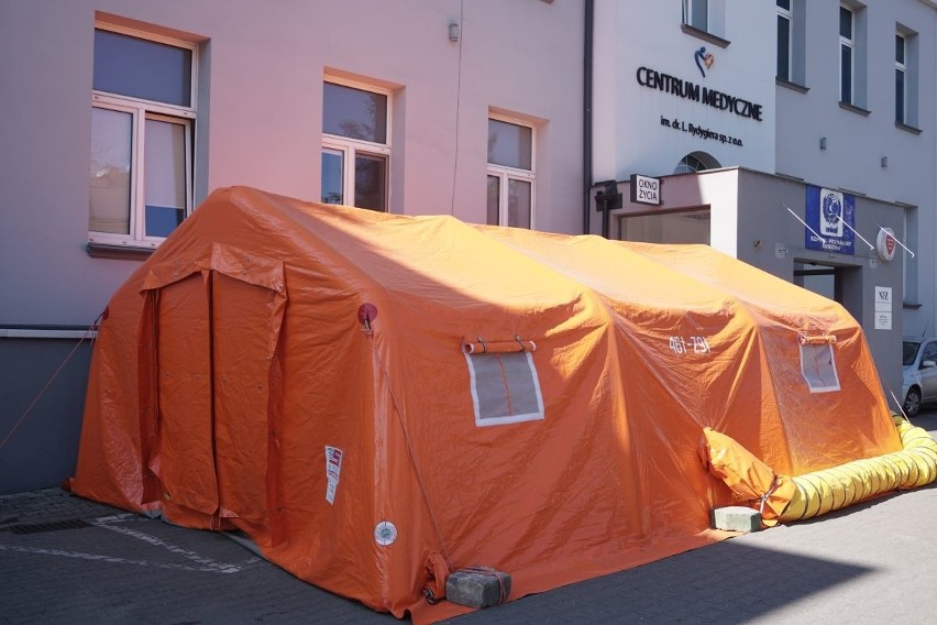 Mobilna izba przyjęć, czyli pacjentki wchodzą przez pomarańczowy namiot w szpitalu położniczym im. Rydygiera