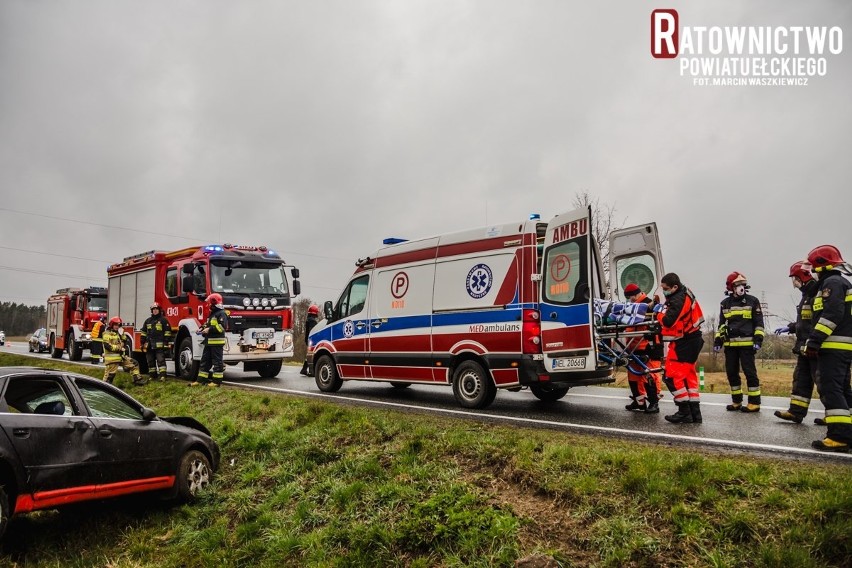 Wypadek na drodze krajowej nr 16. Na trasie Sędki - Ełk, kierowca audi wjechał do rowu (zdjęcia)