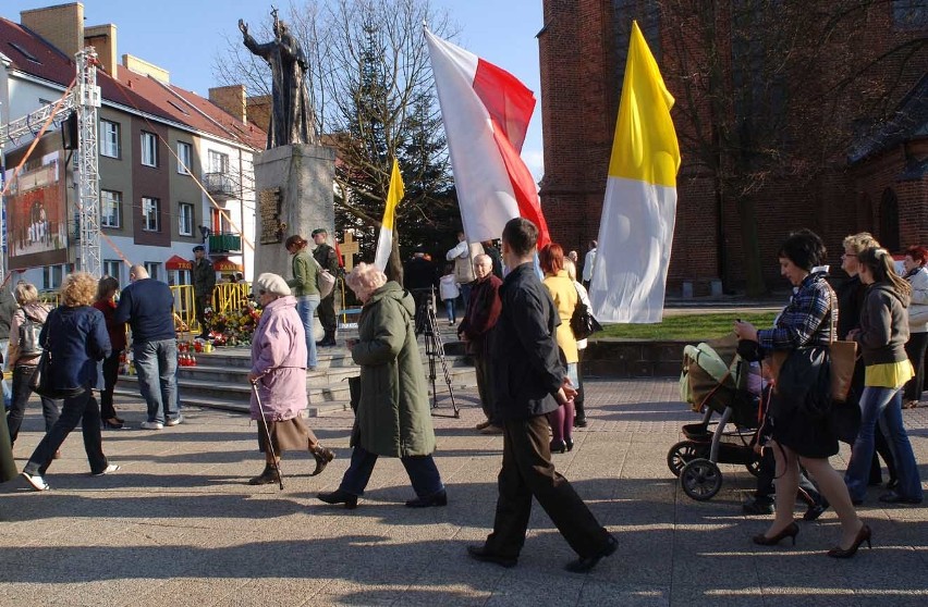 Koszalin pozegnal posla Sebastiana Karpiniuka...