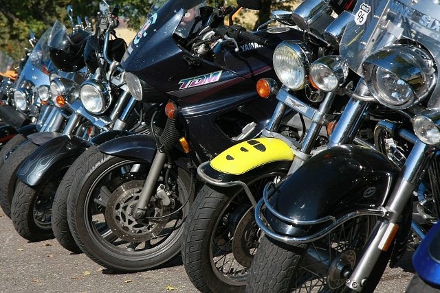 Policja apeluje do motocyklistów o rozwagę. Przestrzega zwłaszcza przed przekraczaniem prędkości.