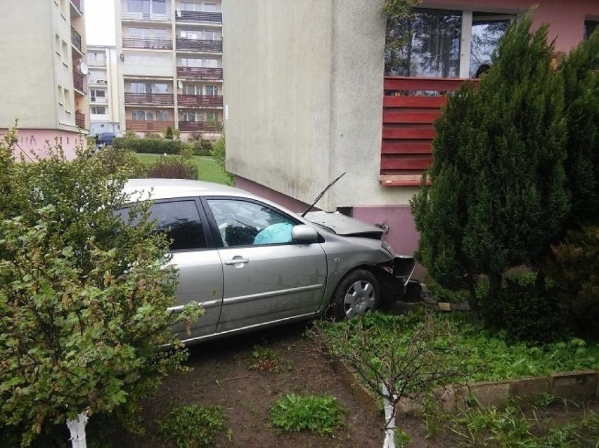 Mieszkanka Bytowa wjechała autem w blok 