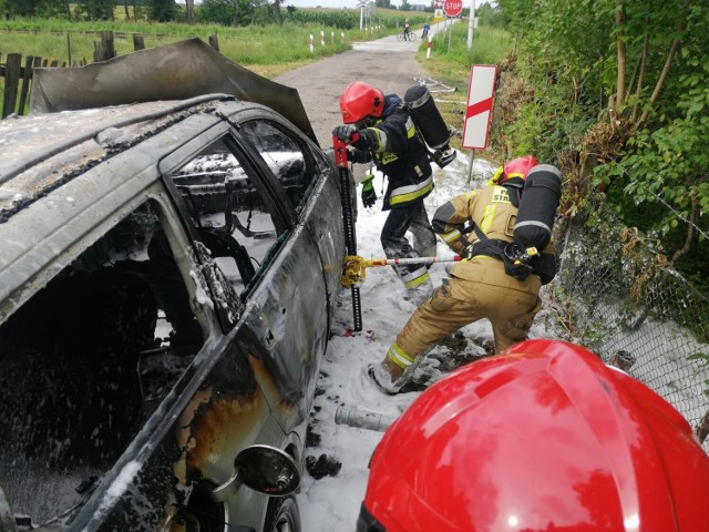 Pożar samochodu gasili strażacy ze Zduńskiej Woli.
