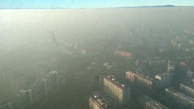 Smog we Wrocławiu widziany z ostatnich pięter Sky Tower