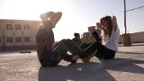 "Dziewczyny, broń i ISIS". Nieustraszone wojowniczki w walce o wolność. Kiedy emisja filmu? [ZDJĘCIA]