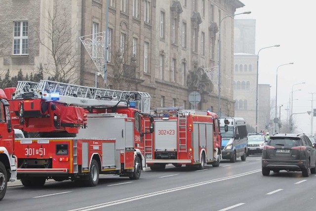 Kilka zastępów straży pożarnej przeprowadza ewakuację budynku Urzędu Wojewódzkiego w Poznaniu.Przejdź do kolejnego zdjęcia --->