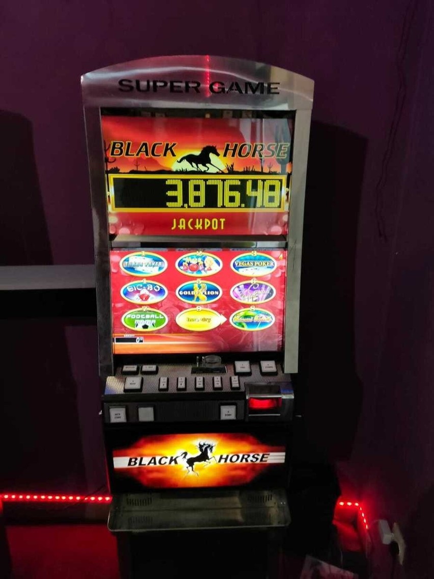 Ulanów. Policjanci zabezpieczyli w lokalu trzy nielegalne automaty do gier hazardowych