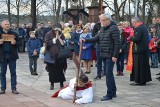 Wielkopiątkowa droga krzyżowa w Suchedniowie. Modlono się po polsku i ukraińsku 
