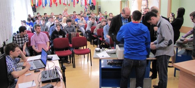 Po raz szósty już w Konarskim odbył się dzień informatyka. Jeden z konkursów polegał na sprawdzeniu umiejętność zespołowego montażu komputera.