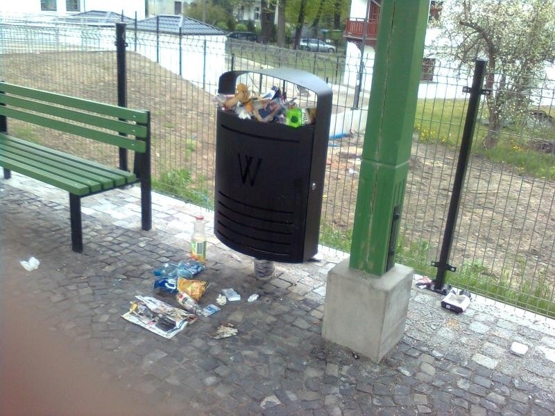 Wrocław: Stacja PKP w Leśnicy pięknie wyremontowana, ale z koszy sypią się śmieci (ZDJĘCIA)
