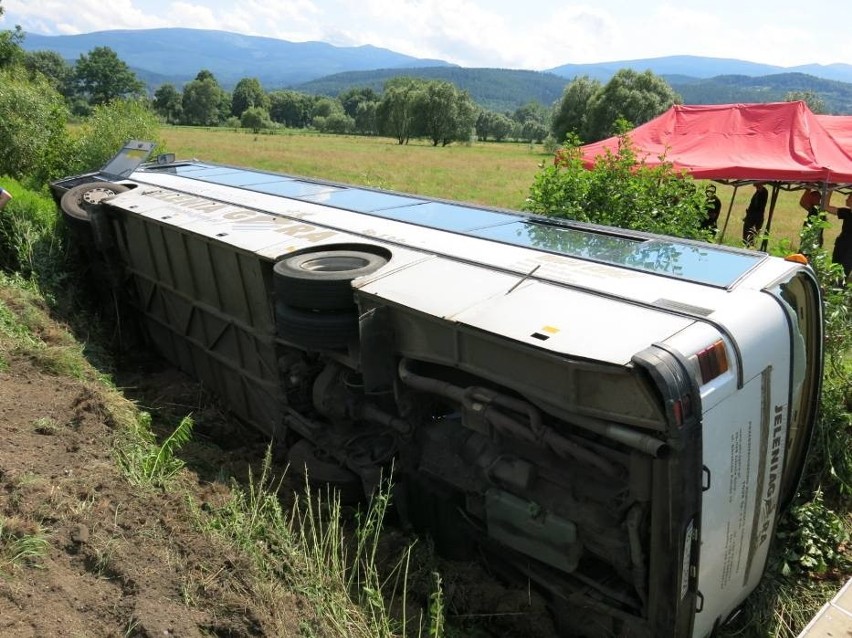 Autobus przewożący 57 pasażerów wypadł z drogi i przewrócił się. 12 osób rannych (ZDJĘCIA)