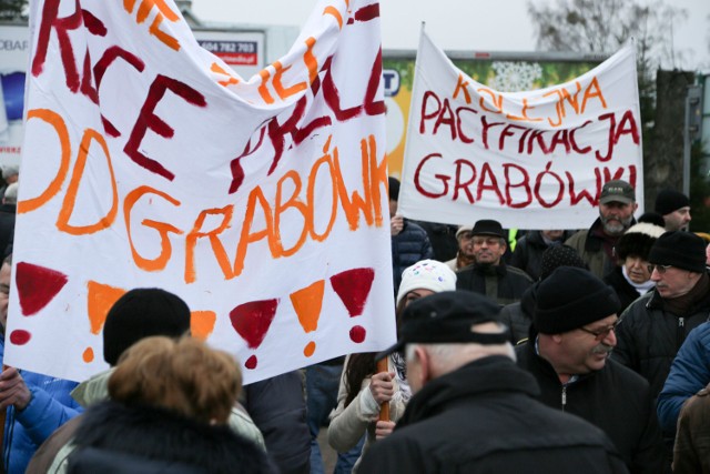 Mieszkańcy Grabówki protestowali wczoraj po raz trzeci. Zapowiadają, że będą to robić do soboty.