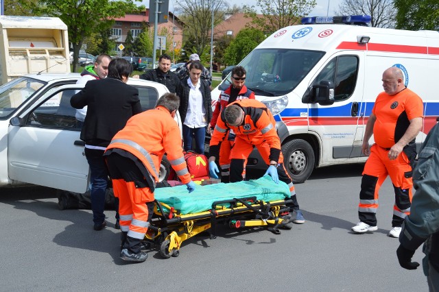 Ratownicy przenoszą mężczyznę na nosze i zabierają do szpital