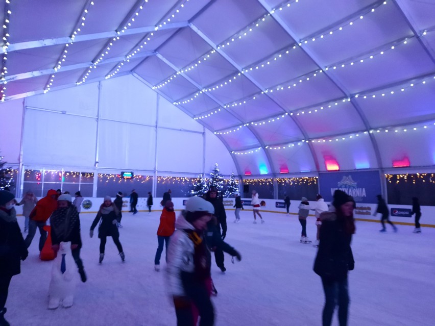 Tłum na lodowisku w Bałtowie. Świetny sposób na zrzucenie świątecznych kalorii (ZDJĘCIA)