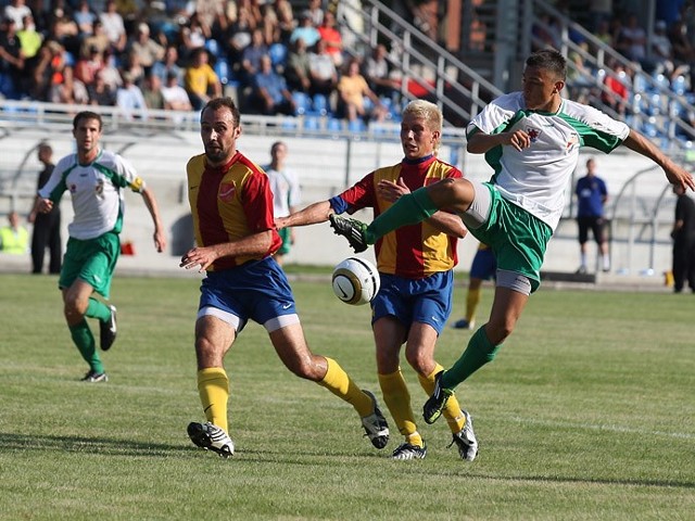W meczu inaugurującym sezon 2011/12 w III lidze bałtyckiej, Gryf Słupsk zdobył cenny punkt w Rumi remisując 0:0 z mającym II-ligowe aspiracje Orkanem.