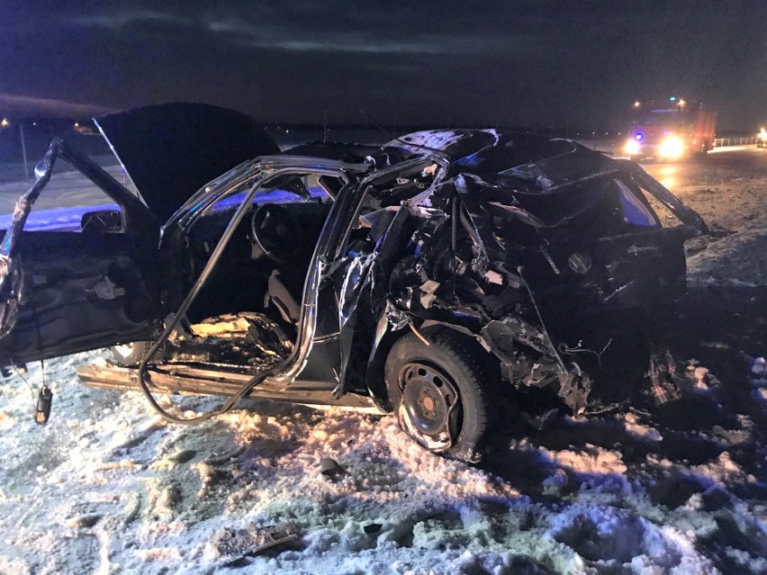 Janówka. Wypadek na obwodnicy Augustowa. Zderzenie osobówki z ciężarówką. Jedna osoba ranna [ZDJĘCIA]