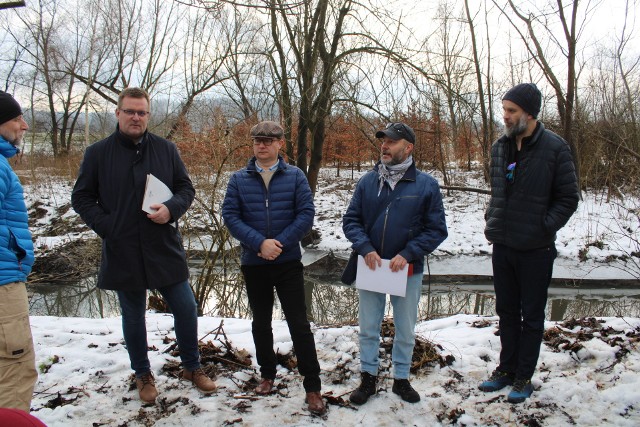 Mieszkańcy Olszanicy, przedstawiciele Stowarzyszenia "Nasza Olszanica " i zaproszeni do współpracy eksperci postanowili zakupić urządzenia i badać jakość wody
