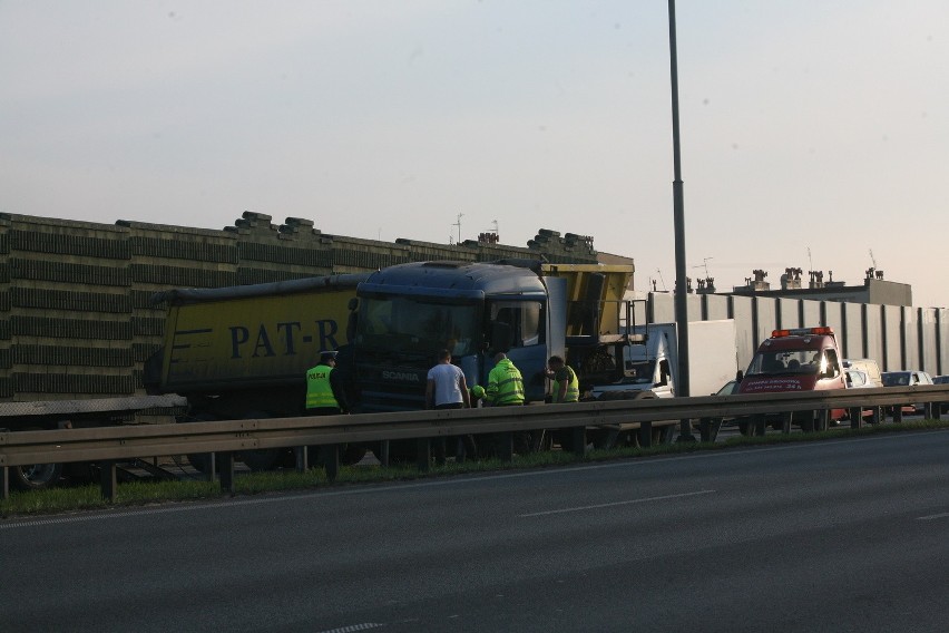 Katowice: Tir blokował jezdnię na al. Roździeńskiego