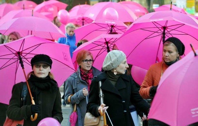 Przed III Kongresem Kobiet odbył się Marsz Różowej Wstążki