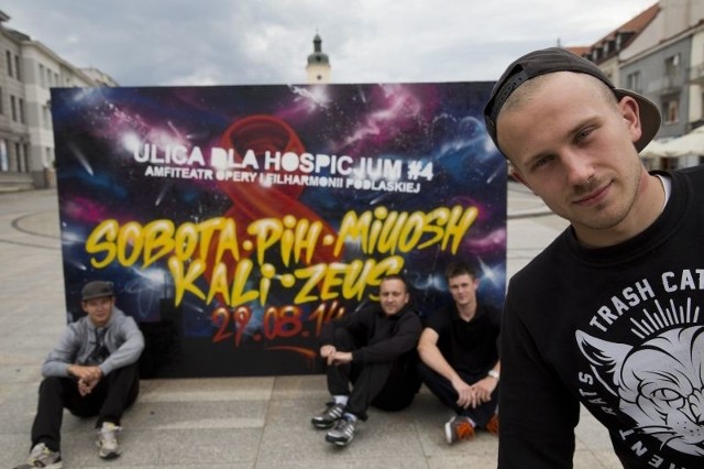 Razem możemy pomóc podopiecznym hospicjum &#8211; zapewniają organizatorzy imprezy : Marcin Bogdziel (z przodu) oraz Marcin Sosnowski, Tomasz Bogdziel i Michał Kalenik (w tle od lewej)