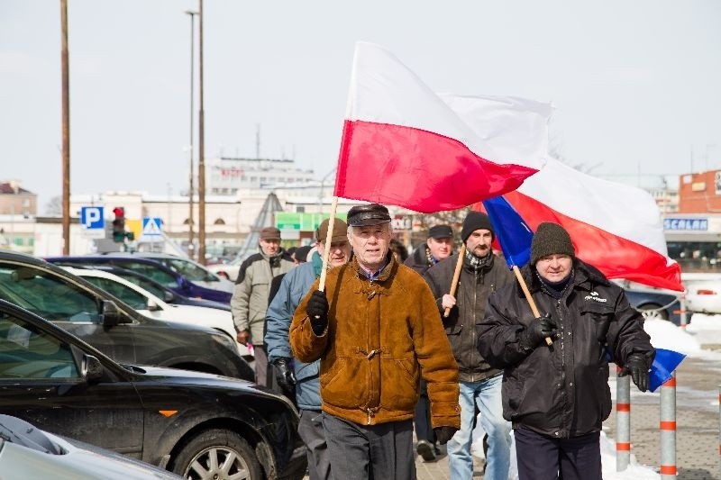 O godz. 10.30 przed gmachem urzędu zaczęli gromadzić się...